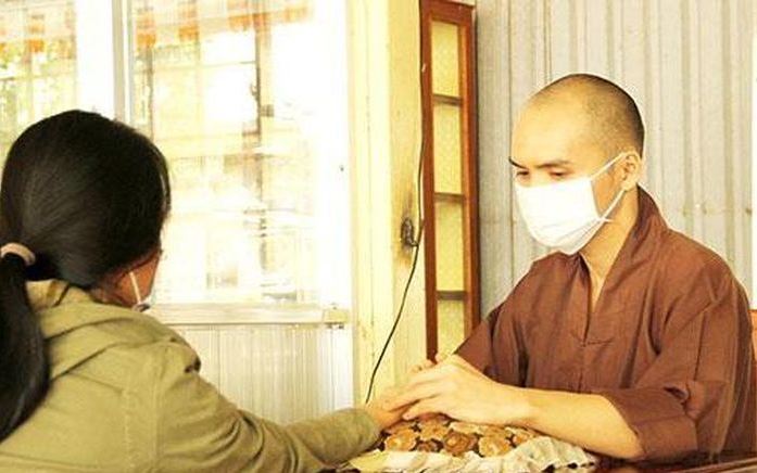 Nhà sư thuộc Tổ thuốc Nam chùa Linh Hòa bắt mạch khám bệnh cho người dân. Ảnh: S. Thao