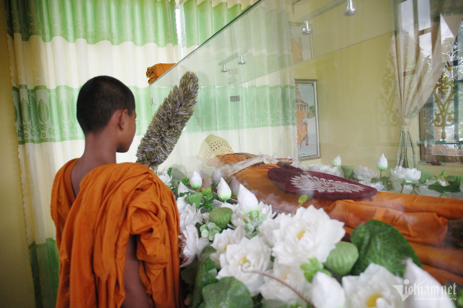 Thi thể Hoà thượng Chau Tinh được đặt trong lồng kính, thường xuyên có người đến chăm sóc, nhang khói.