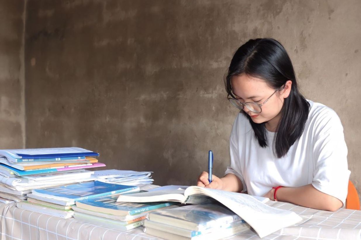 Nữ sinh Nguyễn Khánh Linh luôn xếp loại giỏi về kết quả học tập và nhiều năm liền, Linh là học sinh giỏi cấp huyện, cấp tỉnh môn Địa lý