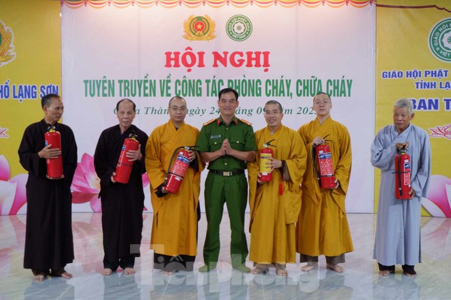 Công an thành phố Lạng Sơn tặng bình cứu hỏa mi ni cho tăng ni, phật tử. Ảnh: Duy Chiến