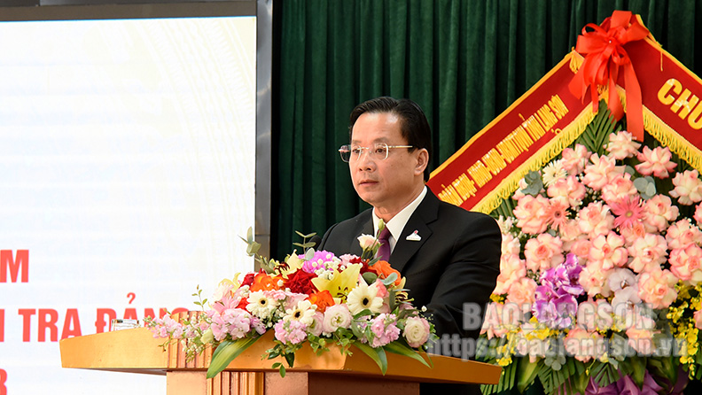 Đồng chí Hoàng Văn Nghiệm, Phó Bí thư Thường trực Tỉnh ủy, Trưởng Đoàn đại biểu Quốc hội tỉnh phát biểu tại buổi gặp mặt