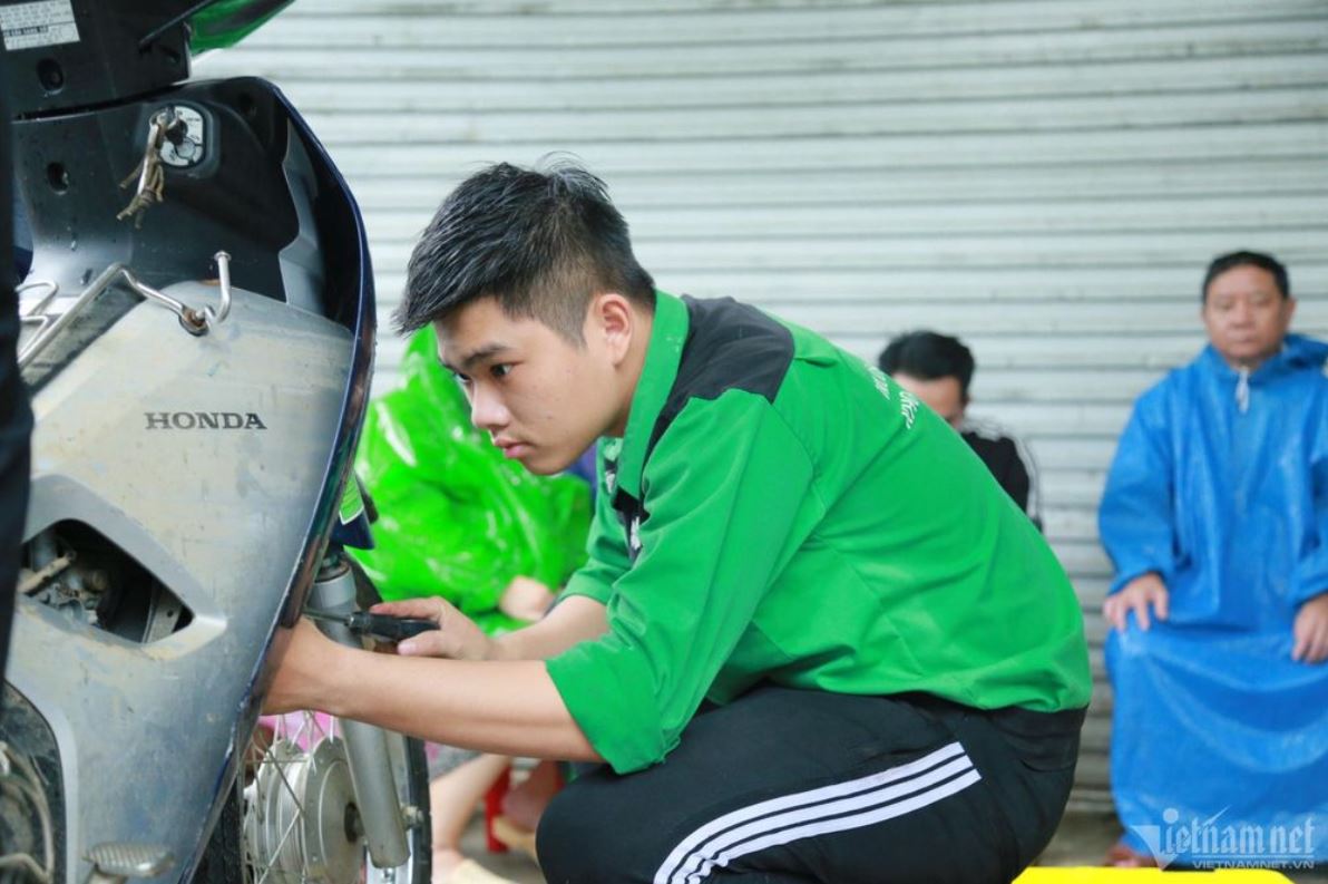 Sinh viên Đà Nẵng mở tiệm sửa xe sau mưa lũ, lệ phí là nụ cười