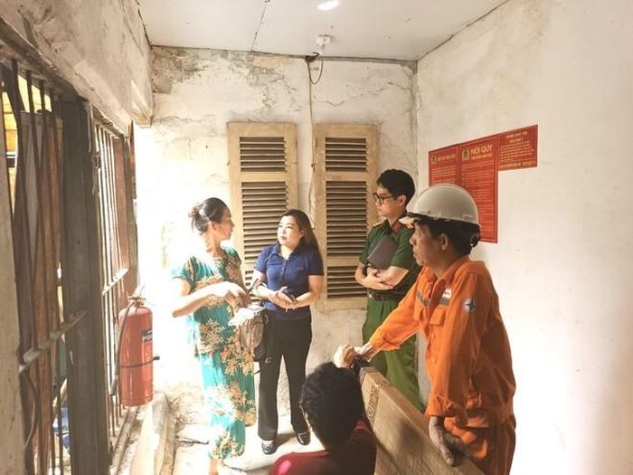 Chị Huyền cùng tổ công tác kiểm tra PCCC tại khu dân cư phường Hàng Gai sau khi xảy ra vụ cháy tại chung cư mi ni Khương Hạ, quận Thanh Xuân.