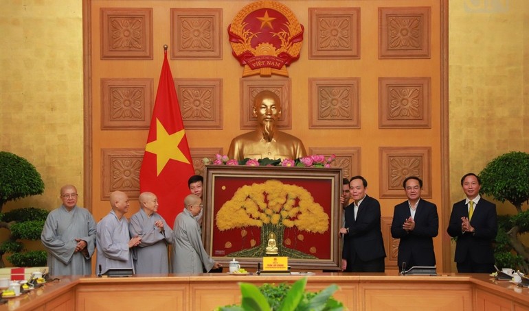 Chư Ni tặng quà lưu niệm đến Phó Thủ tướng Trần Lưu Quang, với sự tham dự của Thứ trưởng Bộ Nội vụ Vũ Chiến Thắng và Trưởng ban Tôn giáo Chính phủ Vũ Hoài Bắc tại Văn phòng Chính phủ