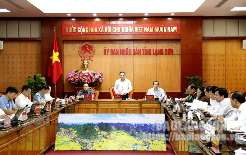 Đồng chí Hồ Tiến Thiệu, Phó Bí thư Tỉnh ủy, Chủ tịch UBND tỉnh chủ trì phiên họp