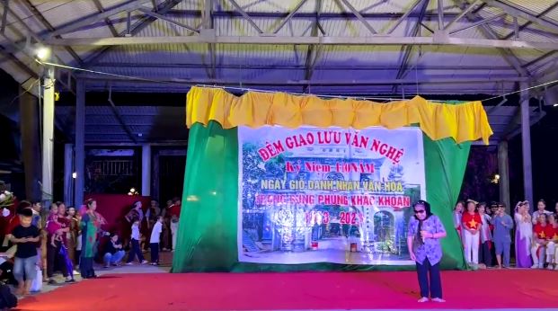 Dân làng Bùng ngỡ ngàng xem các cụ U80 nhảy dân vũ