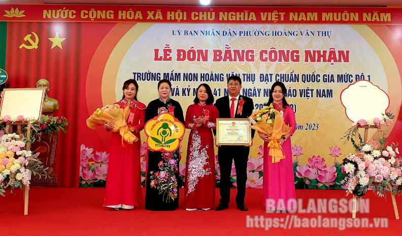 Lãnh đạo UBND thành phố trao bằng công nhận đạt chuẩn Quốc gia cấp độ 1 cho tập thể nhà trường, đại diện lãnh đạo phường Hoàng Văn Thụ.