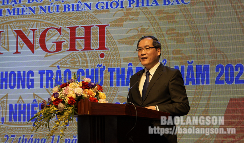 Đồng chí Dương Xuân Huyên, Uỷ viên Ban Thường vụ Tỉnh uỷ, Phó Chủ tịch Thường trực UBND tỉnh phát biểu tại hội nghị