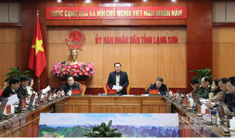 Đồng chí Hồ Tiến Thiệu, Chủ tịch UBND tỉnh phát biểu kết luận tại cuộc họp thường kỳ