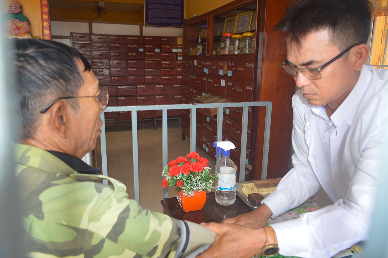 Lương y Phạm Văn Hiểm miệt mài khám chữa bệnh miễn phí cho bệnh nhân nghèo.