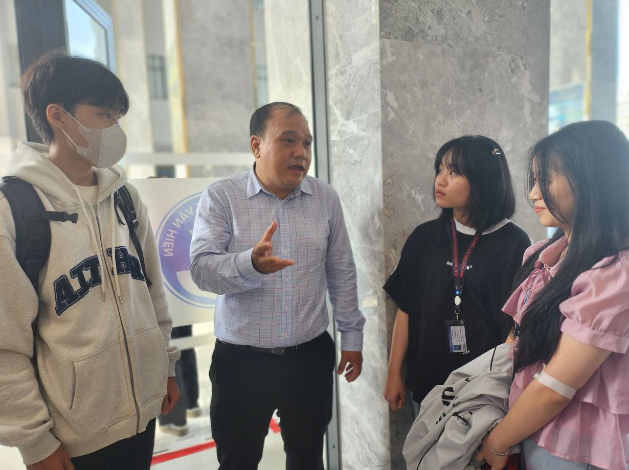 Thầy Võ Tiến Lộc, giảng viên Trường Đại học Văn Hiến có hơn 50 lần hiến máu tình nguyện, đang trò chuyện với sinh viên về tầm quan trọng của hoạt động hiến máu cứu người. Ảnh: NQ