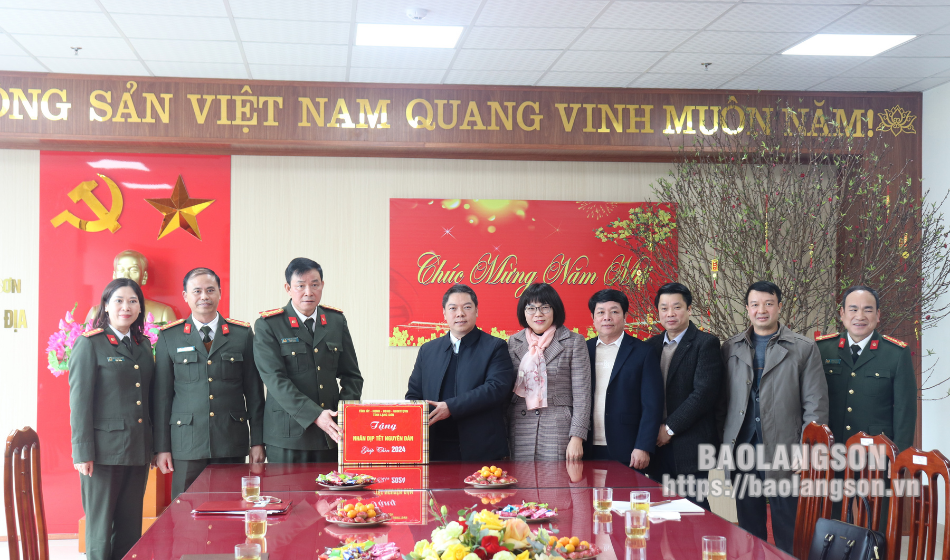 Đồng chí Đoàn Thanh Sơn, Phó Chủ tịch UBND tỉnh tặng quà tết cho các cán bộ, chiến sĩ Phòng An ninh nội địa