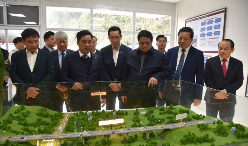 Đồng chí Thủ tướng Chính phủ cùng các đại biểu xem mô hình một số hạng mục dự án cao tốc Đồng Đăng-Trà Lĩnh.