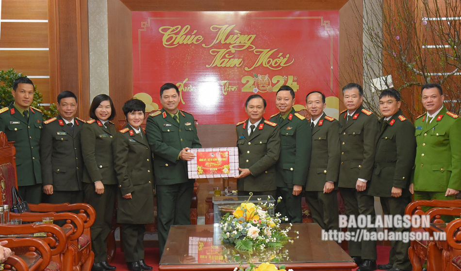 Lãnh đạo Bộ Tư lệnh Quân khu 1 thăm, tặng quà, chúc tết tại Lạng Sơn