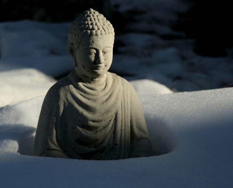 Giữa đêm khuya thanh tịnh ngày Phật Thành đạo, ngoài kia những hoa tuyết đang rơi, Huy ngồi như dáng Phật ngồi, thở nhẹ thở sâu, mỉm cười như Phật đang cười... Huy thấy Phật gần gũi quá đỗi.