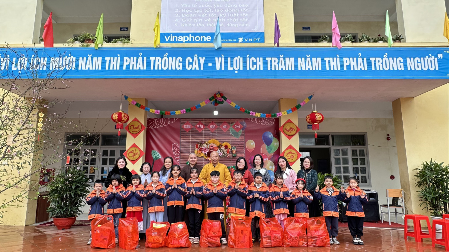 Phật giáo tỉnh Lạng Sơn tặng quà Tết cho các em học sinh trường tiểu học xã Mai Pha