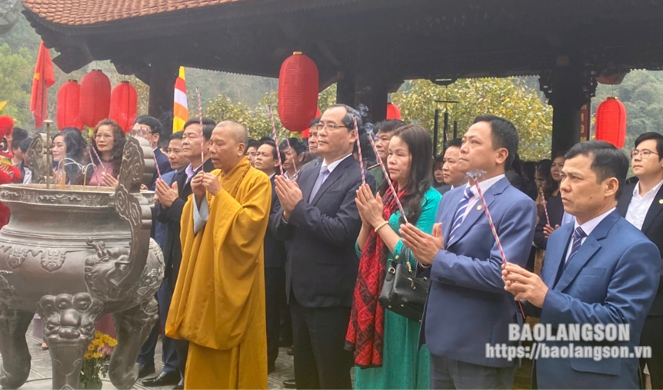 Các đại biểu tham dự lễ dâng hương cầu nguyện Quốc thái dân an.