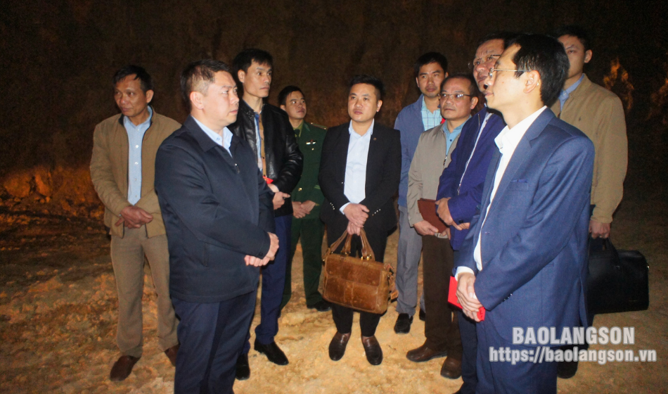 Lãnh đạo UBND huyện Cao Lộc báo cáo với đồng chí Phó Chủ tịch UBND tỉnh về tình hình giải phóng mặt bằng dự án.