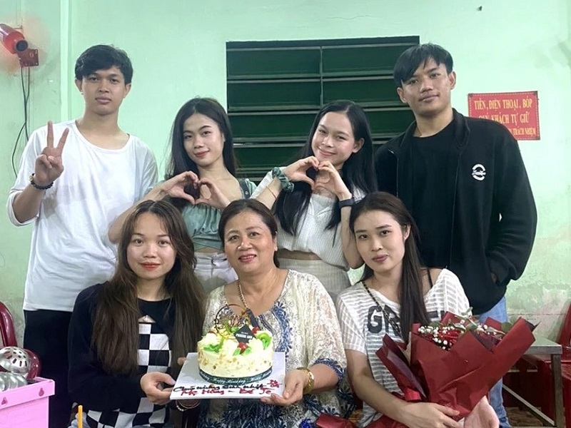 Chân dung người mẹ Việt nuôi sinh viên Lào: Coi như con ruột, dẫn đi làm từ thiện