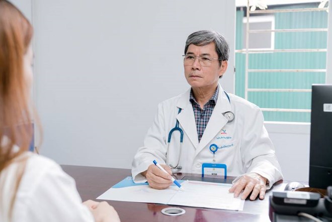 Bác sĩ Ngô Chí Cương tư vấn dinh dưỡng cho bệnh nhân sau Tết. Ảnh: BVCC