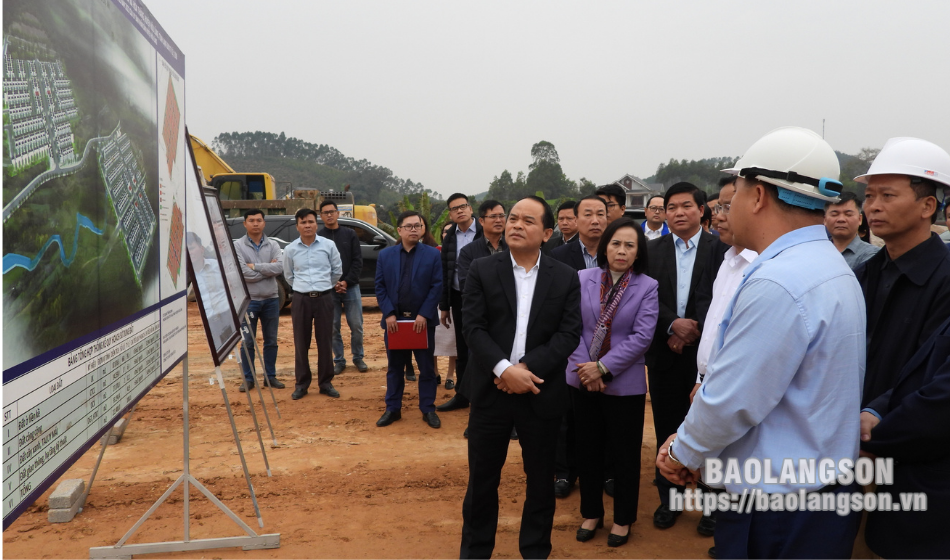 Đại diện chủ đầu tư báo cáo đồng chí Bí thư Tỉnh ủy và đoàn công tác tình hình thực hiện khu tái định cư phục vụ giải phóng mặt bằng khu công nghiệp VSIP Lạng Sơn.