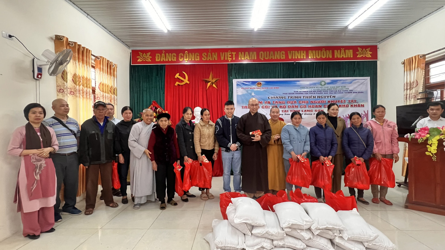 Ban Từ thiện xã hội Phật giáo tỉnh phối hợp tổ chức chương trình thiện nguyện tại huyện Lộc Bình