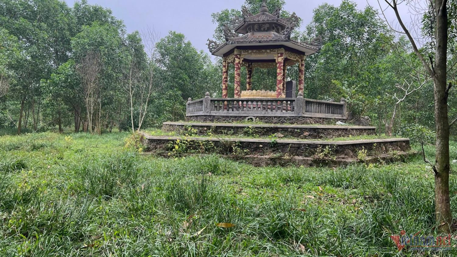 Khu lăng mộ nằm ven đường của Chưởng Thái giám Mai Văn Hoan.