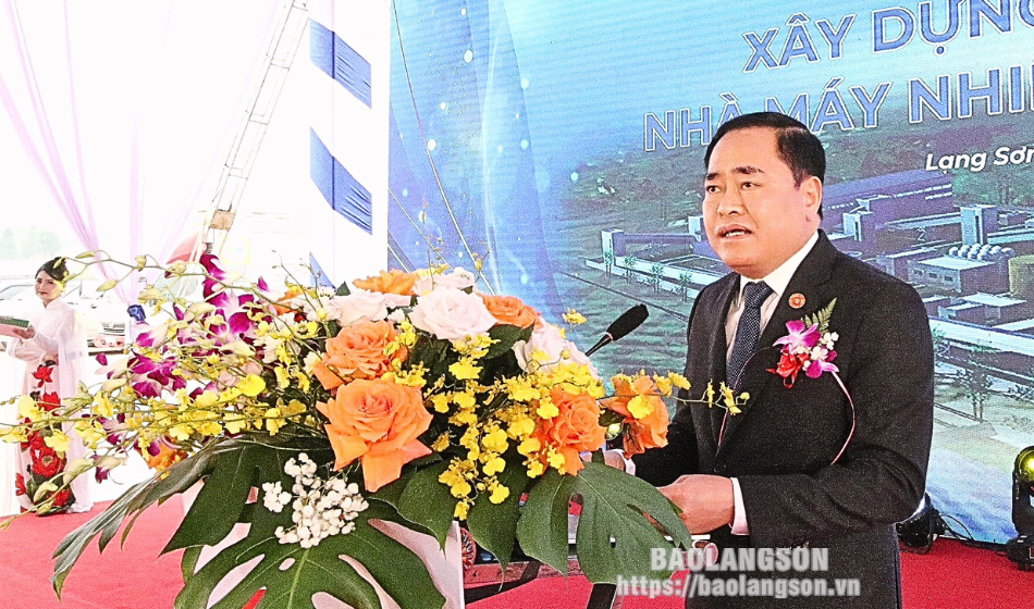 Đồng chí Hồ Tiến Thiệu, Phó Bí thư Tỉnh ủy, Chủ tịch UBND tỉnh phát biểu tại buổi lễ.