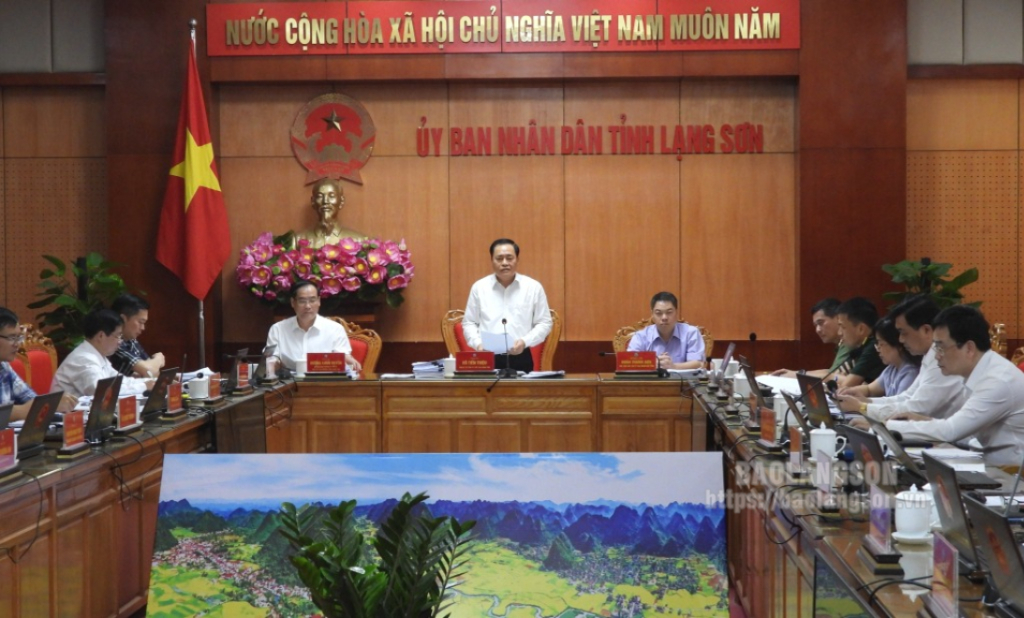 Đồng chí Hồ Tiến Thiệu, Chủ tịch UBND tỉnh phát biểu kết luận tại phiên họp thường kỳ tháng 4