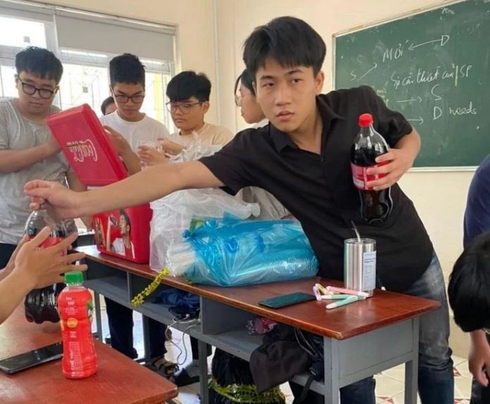 Dễ thương hình ảnh thầy giáo bỏ tiền túi mua nước giải nhiệt cho sinh viên
