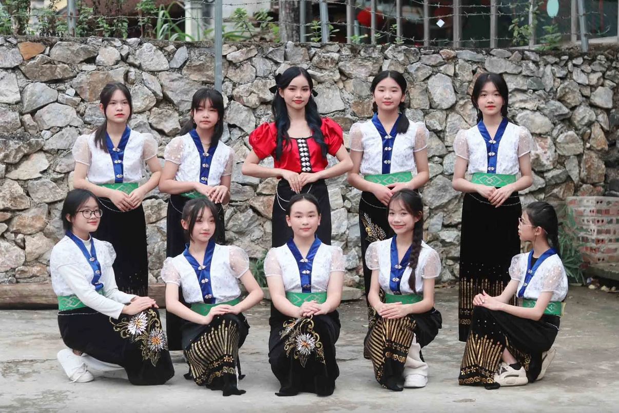 Thanh Lam (đứng giữa) dạy các bạn múa trong trang phục dân tộc Thái  NVCC