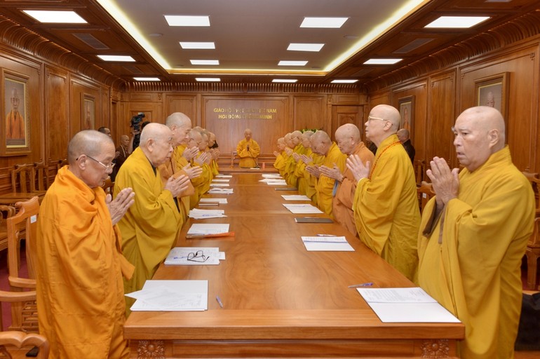 Chư tôn giáo phẩm niệm Phật cầu gia hộ trước khi tiến hành phiên họp