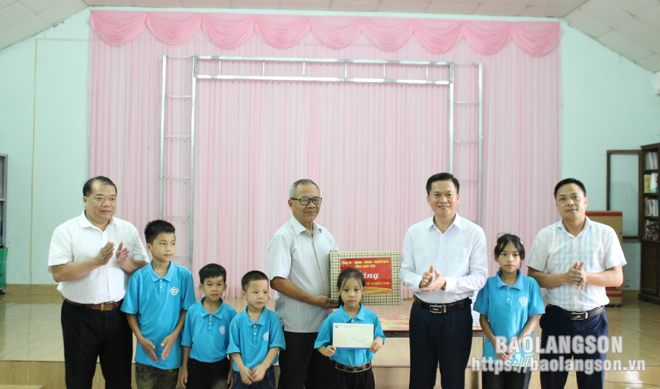Đồng chí Đinh Hữu Học, Tỉnh ủy viên, Phó Chủ tịch HĐND tỉnh và các thành viên đoàn công tác tặng quà thiếu nhi tại trung tâm