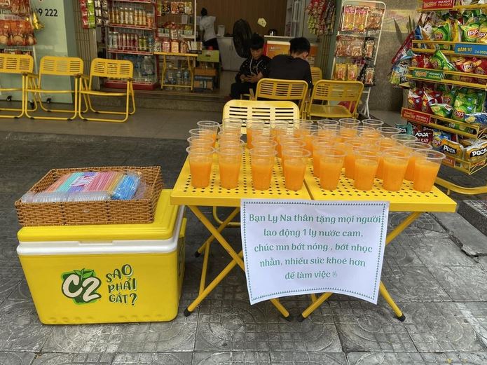Những ly nước cam miễn phí trước một cửa hàng trên đường Hà Khê (quận Thanh Khê). Ảnh: Nguyễn Hà.
