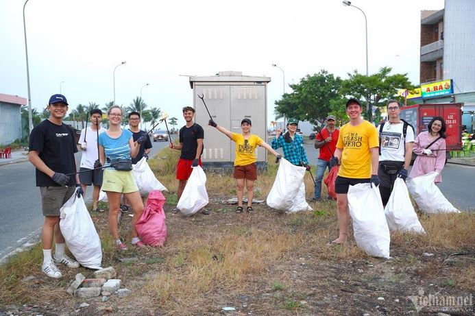 Các thành viên của Trash Hero tham gia nhặt rác trên đường Nguyễn Huy Chương (quận Sơn Trà, Đà Nẵng) chiều 27/4. Ảnh: Diệu Thùy