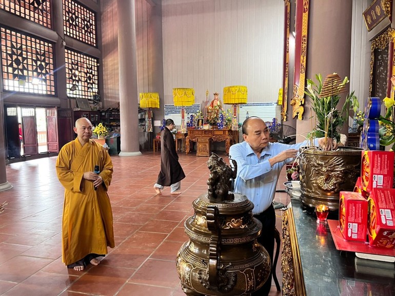 Nguyên Chủ tịch nước Nguyễn Xuân Phúc dâng hương tại chùa Linh Quang