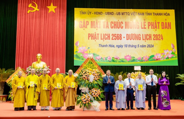 Tặng hoa chúc mừng Đại lễ Phật đản Phật lịch 2568 đến GHPGVN tỉnh Thanh Hóa