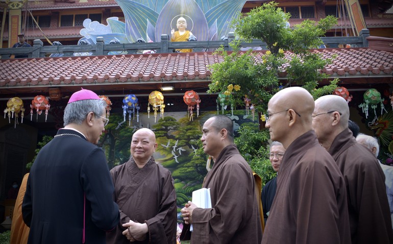 Tổng Giám mục Giuse Nguyễn Năng đến Việt Nam Quốc Tự thăm, chúc mừng Phật đản
