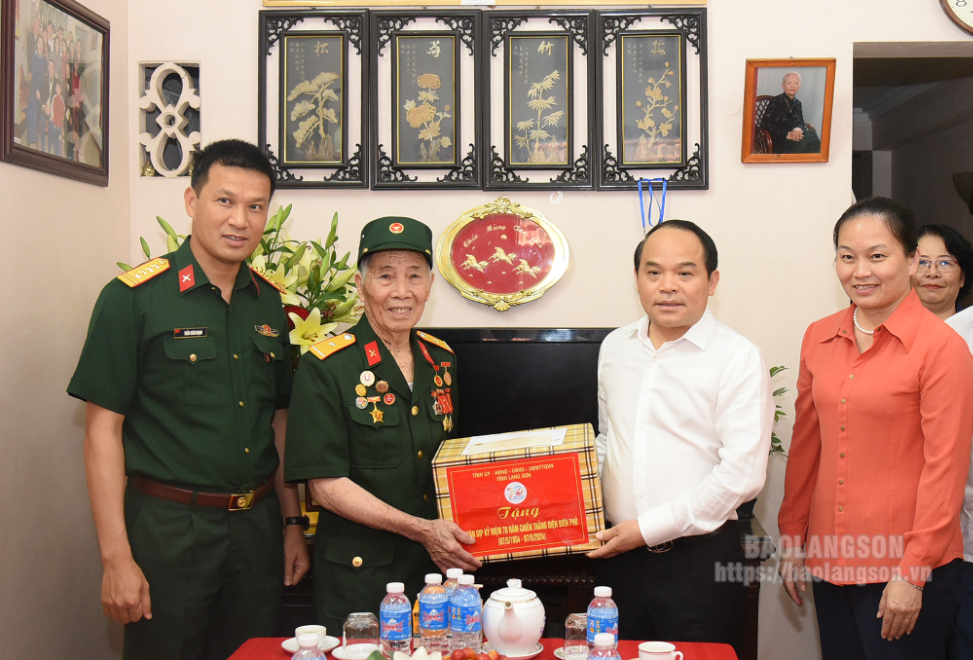 Đồng chí Nguyễn Quốc Đoàn, Ủy viên Trung ương Đảng, Bí thư Tỉnh ủy tặng quà cho ông Phùng Long