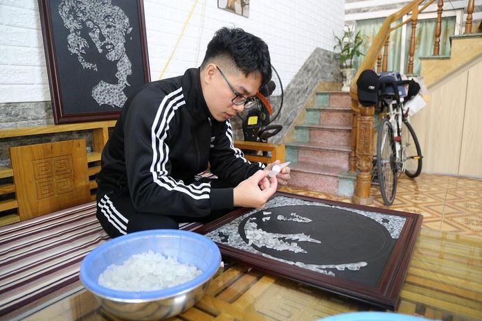 Mỗi ngày sau khi kết thúc công việc tại quán bar, anh Thanh lại chuyên tâm làm tranh bằng thủy tinh.