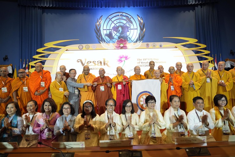 Trưởng lão Hòa thượng Thích Thiện Nhơn và phái đoàn đón nhận lá cờ có biểu tượng Đại lễ Vesak Liên Hiệp Quốc tại Thái Lan về việc GHPGVN đăng cai tổ chức Đại lễ Vesak Liên Hiệp Quốc vào năm 2025