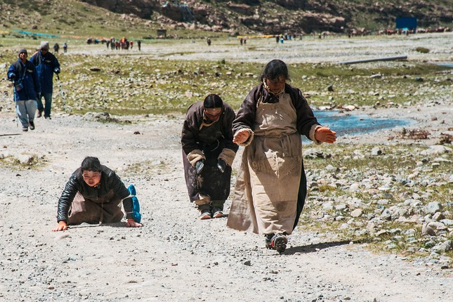 Hành hương bằng cách vừa đi bộ, vừa lễ bái trên một hành trình dài, qua nhiều tháng, là văn hóa phổ biến ở một số nơi, trong đó có Tây Tạng.