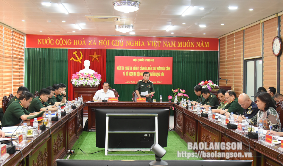 Thượng tướng Hoàng Xuân Chiến, Ủy viên Trung ương Đảng, Thứ trưởng Bộ Quốc phòng phát biểu tại buổi kiểm tra.