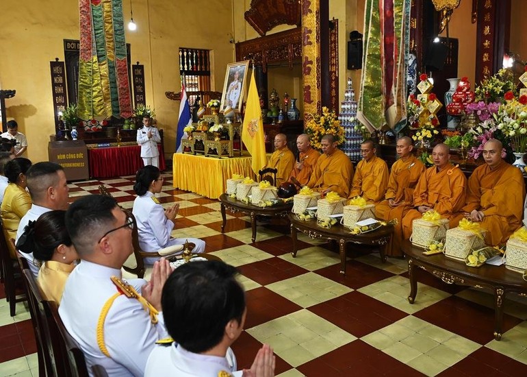 Hà Nội: Đoàn Đại sứ quán Thái Lan lễ Phật và cầu an tại chùa Quán Sứ