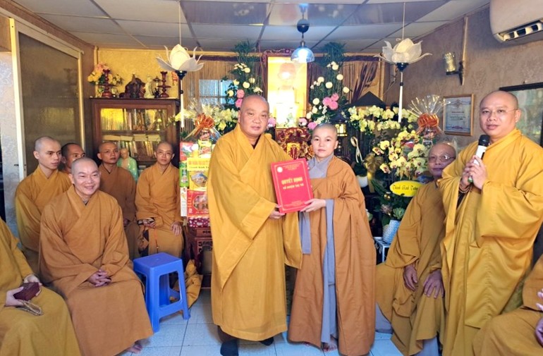 Thượng tọa Thích Trung Nguyện trao quyết định bổ nhiệm trụ trì niệm Phật đường Liên Trì đến Sư cô Thích nữ Quảng An