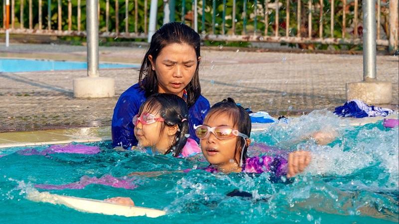 Cô giáo Quý và hành trình 8 năm dạy bơi 0 đồng cho trẻ em miền Tây