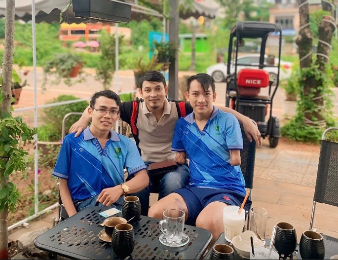 Giám đốc Nguyễn Thanh Tâm (giữa) cùng 2 nhân viên trò chuyện sau giờ làm việc.