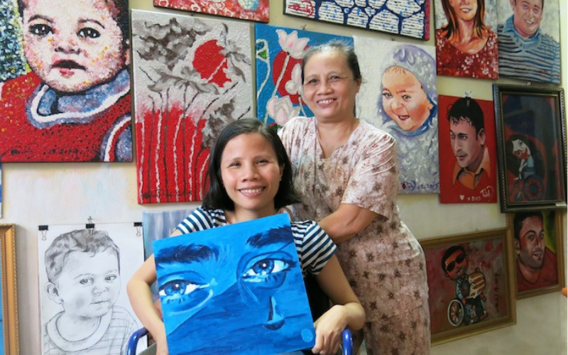 Vượt nghịch cảnh, cô họa sĩ khuyết tật dùng màu vẽ nên cuộc đời mình
