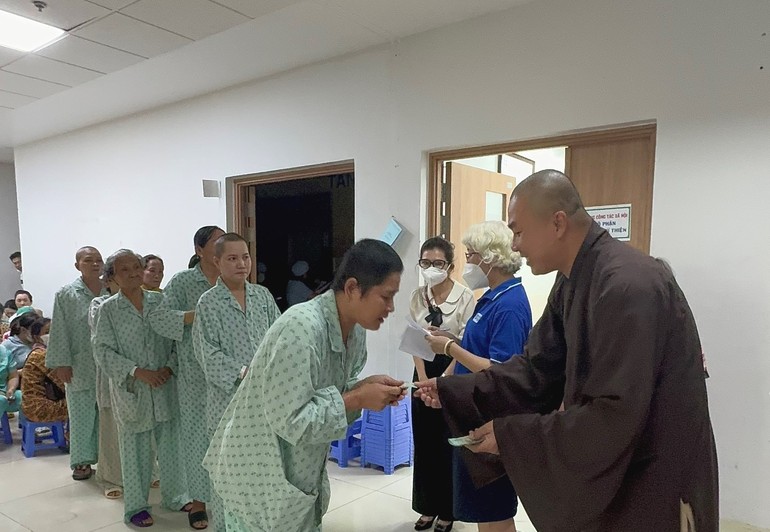 Đại đức Thích Minh Phú trao hỗ trợ điều trị đến bệnh nhân có hoàn cảnh đặc biệt khó khăn - Ảnh: TN