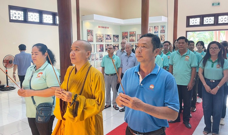 Đoàn Ủy ban MTTQVN P.Phú Hữu và chùa Thiền Giác dâng hương tại Khu di tích lịch sử Láng Le Bàu Cò